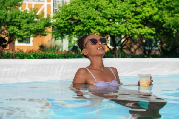 Piscine Power Steel™ rectangulaire 488 x 244 x 122 cm motif marbre gris filtration à cartouche échelle bâche diffuseur Chemconnect™